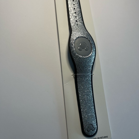 Disney Silver MagicBand Disney Park Exclusive - Picture 2 of 5